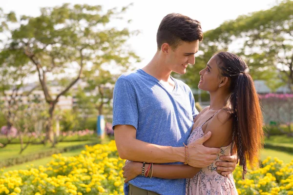 Retrato Jovem Homem Bonito Jovem Bela Mulher Asiática Relaxando Juntos — Fotografia de Stock