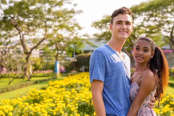 Retrato Joven Hombre Guapo Joven Hermosa Mujer Asiática Relajarse Juntos —  Fotos de Stock