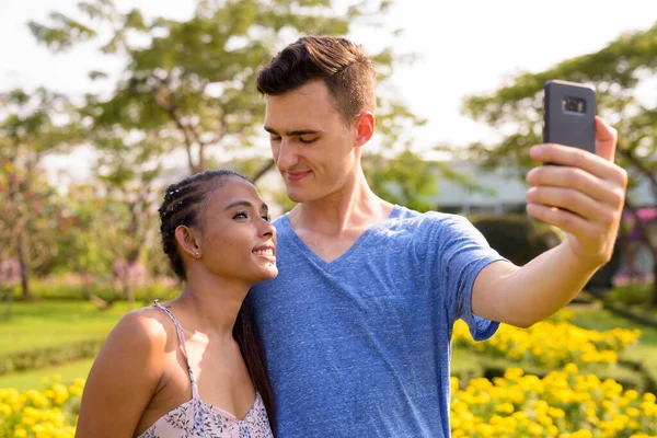 Retrato Joven Hombre Guapo Joven Hermosa Mujer Asiática Relajarse Juntos — Foto de Stock