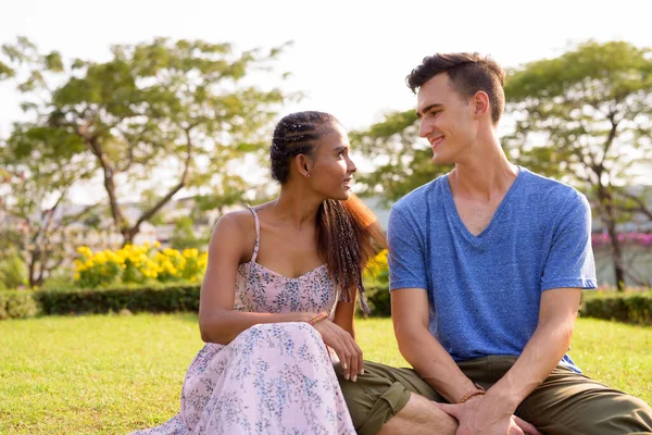 Retrato Jovem Homem Bonito Jovem Bela Mulher Asiática Relaxando Juntos — Fotografia de Stock