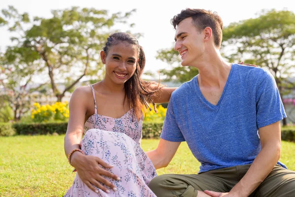 Portret Van Jonge Knappe Man Jonge Mooie Aziatische Vrouw Ontspannen — Stockfoto