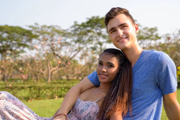 Portrait Young Handsome Man Young Beautiful Asian Woman Relaxing Together — Stock Photo, Image