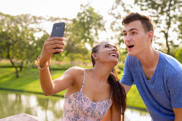 Retrato Joven Hombre Guapo Joven Hermosa Mujer Asiática Relajarse Juntos — Foto de Stock