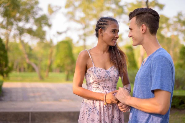 Retrato Jovem Homem Bonito Jovem Bela Mulher Asiática Relaxando Juntos — Fotografia de Stock