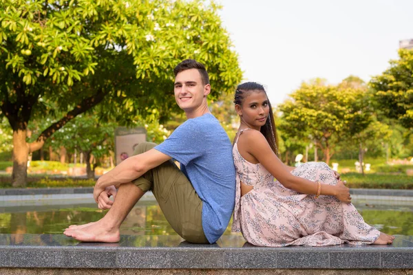 Portret Van Jonge Knappe Man Jonge Mooie Aziatische Vrouw Ontspannen — Stockfoto