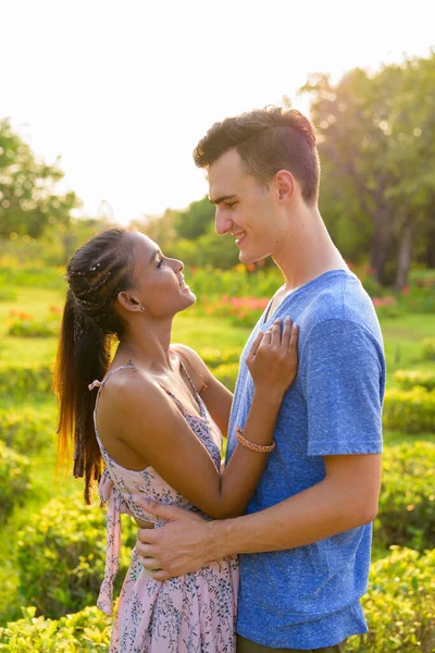 Porträt Eines Jungen Gutaussehenden Mannes Und Einer Jungen Schönen Asiatin — Stockfoto