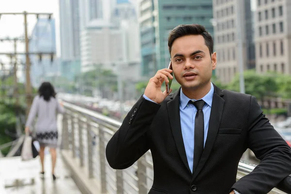 Portret Młodego Przystojnego Indyjskiego Biznesmena Mieście — Zdjęcie stockowe