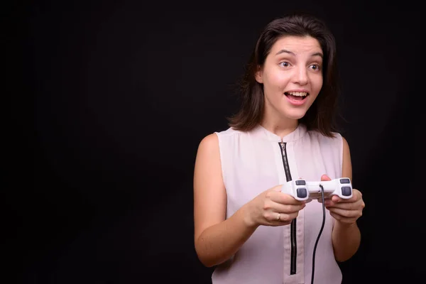 Studio Shot Van Jonge Mooie Zakenvrouw Tegen Zwarte Achtergrond — Stockfoto