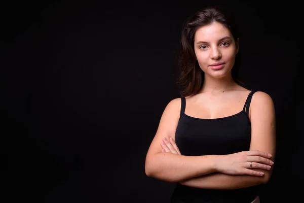 Studio Shot Van Jonge Mooie Vrouw Tegen Zwarte Achtergrond — Stockfoto