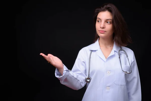 Studioaufnahme Einer Jungen Schönen Ärztin Vor Schwarzem Hintergrund — Stockfoto