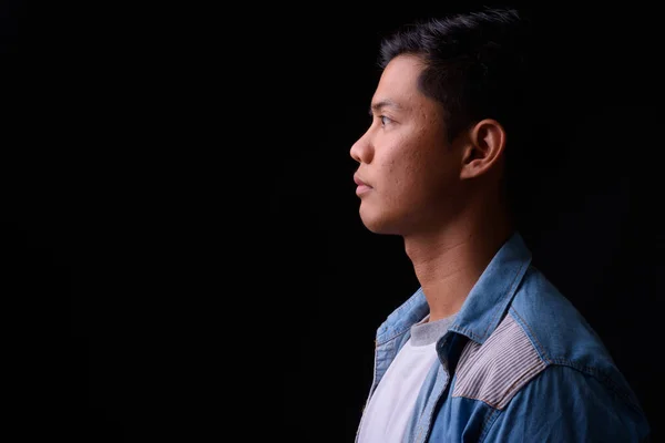スタジオショットの若いですハンサムなフィリピン人男性に対して黒の背景 — ストック写真