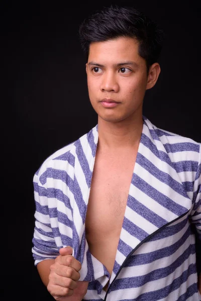 Estudio Disparo Joven Guapo Filipino Hombre Sobre Fondo Negro — Foto de Stock