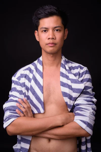 Siyah Arka Planda Genç Filipinli Yakışıklı Adamın Stüdyo Çekimi — Stok fotoğraf