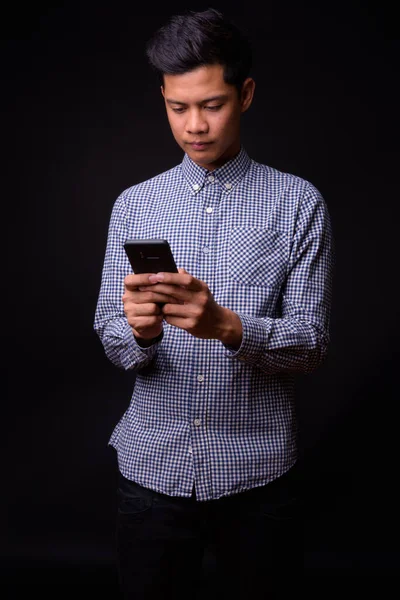 Estúdio Tiro Jovem Bonito Empresário Filipino Contra Fundo Preto — Fotografia de Stock