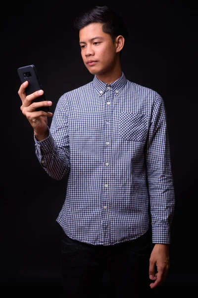 Estúdio Tiro Jovem Bonito Empresário Filipino Contra Fundo Preto — Fotografia de Stock