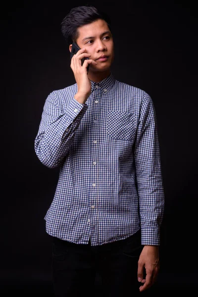 Stúdió Lövés Fiatal Jóképű Filippínó Üzletember Fekete Háttér — Stock Fotó