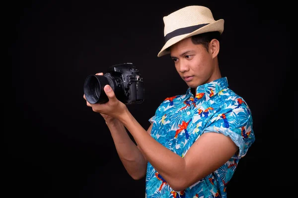 Studioaufnahme Eines Jungen Gut Aussehenden Philippinischen Touristenmannes Vor Schwarzem Hintergrund — Stockfoto