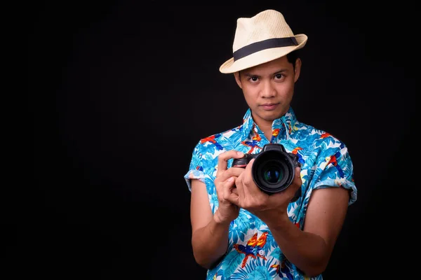 Studio Záběr Mladý Pohledný Filipínský Turista Muž Připraven Dovolené Černém — Stock fotografie