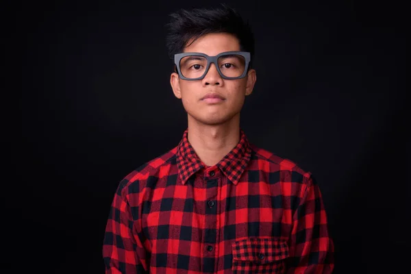 Studioaufnahme Eines Jungen Hübschen Philippinischen Hipsters Mit Brille Vor Schwarzem — Stockfoto