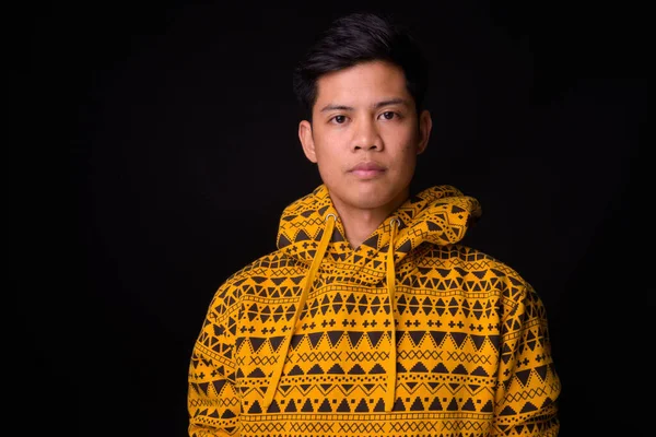 Studio Ditembak Muda Tampan Filipina Pria Mengenakan Hoodie Terhadap Latar — Stok Foto