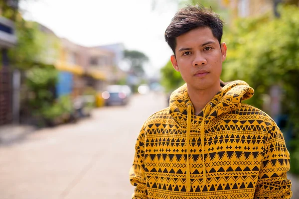 Πορτρέτο Του Νεαρού Όμορφου Φιλιππινέζου Άνδρα Φορώντας Κουκούλα Στους Δρόμους — Φωτογραφία Αρχείου