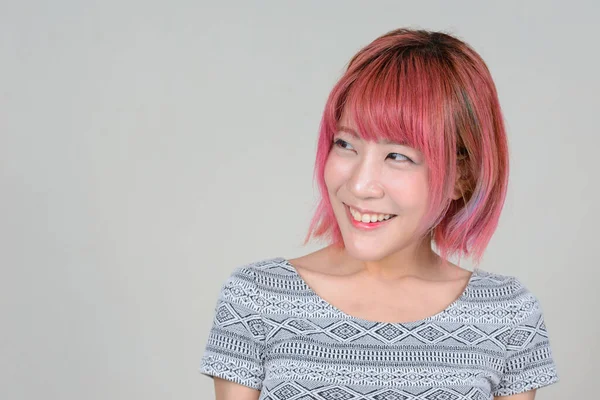 Studio Împușcat Tânără Frumoasă Femeie Asiatică Păr Roz Fundal Alb — Fotografie, imagine de stoc