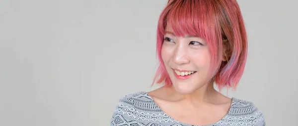 Студийный Снимок Молодой Красивой Азиатской Женщины Розовыми Волосами Белом Фоне — стоковое фото