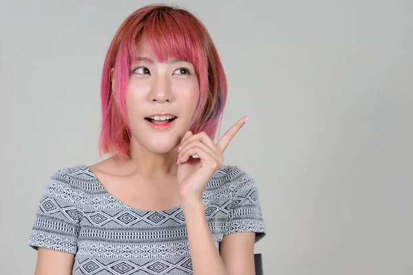 Estudio Disparo Joven Hermosa Mujer Asiática Con Pelo Rosa Sobre —  Fotos de Stock