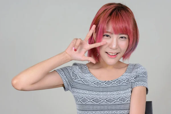 年轻美丽的亚洲女子 粉色头发 白色背景的演播室照片 — 图库照片