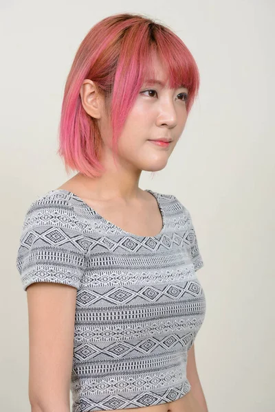 年轻美丽的亚洲女子 粉色头发 白色背景的演播室照片 — 图库照片