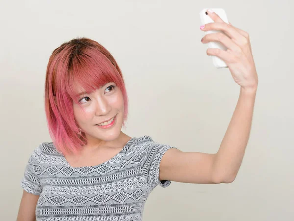 Знімок Молодої Вродливої Азіатської Жінки Рожевим Волоссям Білому Тлі — стокове фото