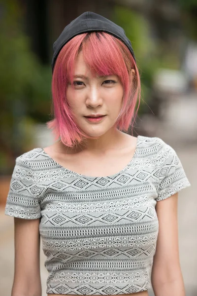 年轻美丽的亚洲女人的画像 她的头发是粉色的 在室外街道上 — 图库照片