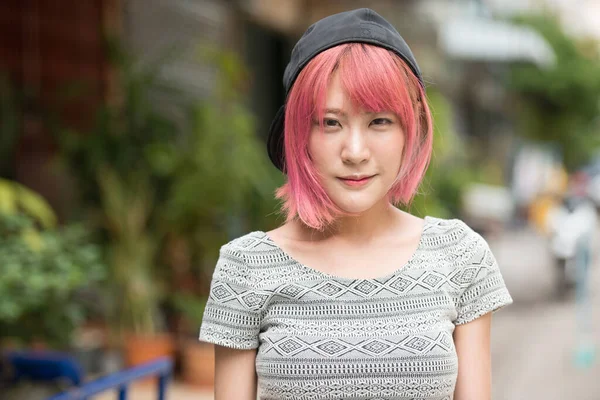 外の通りにピンクの髪の若い美しいアジアの女性の肖像画 — ストック写真