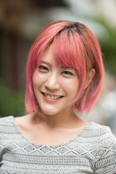 Retrato Jovem Bela Mulher Asiática Com Cabelo Rosa Nas Ruas — Fotografia de Stock