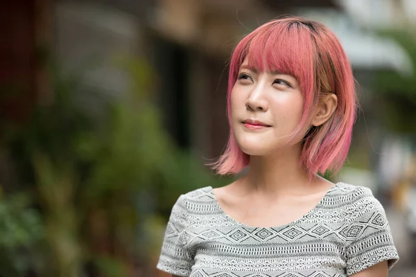 Portret Van Jonge Mooie Aziatische Vrouw Met Roze Haar Straten — Stockfoto