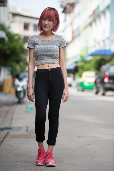 Portret Van Jonge Mooie Aziatische Vrouw Met Roze Haar Straten — Stockfoto