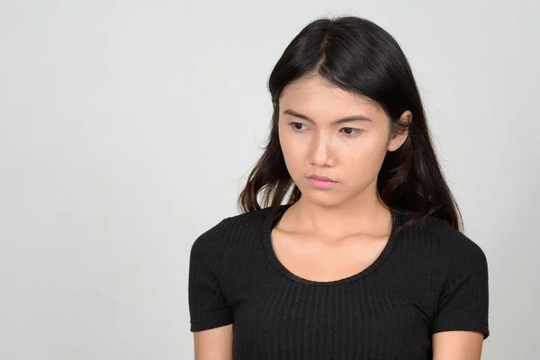 Estúdio Tiro Jovem Bela Mulher Asiática Contra Fundo Branco — Fotografia de Stock