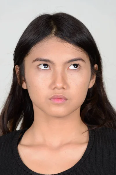 Studio Shot Van Jonge Mooie Aziatische Vrouw Tegen Witte Achtergrond — Stockfoto