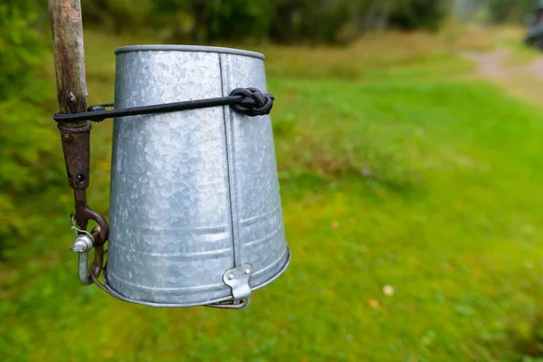 Porträtt Tomma Metall Hink Bunden Upp Och Ner Pinne — Stockfoto