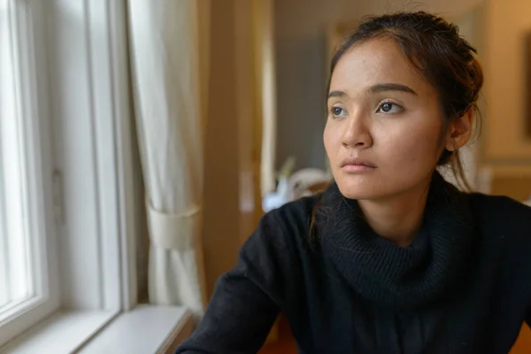Portrét Mladé Krásné Asijské Ženy Doma — Stock fotografie