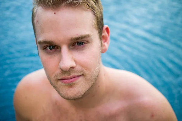 Retrato Joven Guapo Con Pelo Rubio Sin Camisa Piscina — Foto de Stock