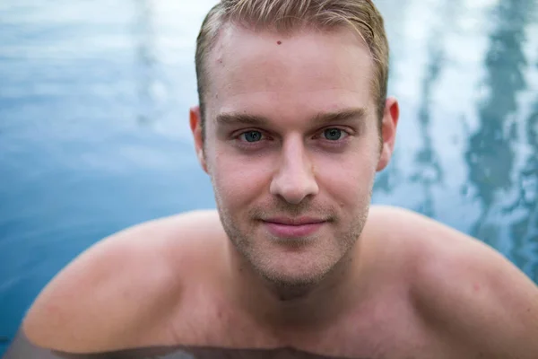 Yüzme Havuzunda Üstsüz Sarı Saçlı Yakışıklı Bir Adamın Portresi — Stok fotoğraf
