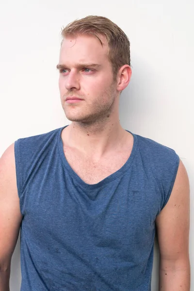 Retrato Homem Bonito Jovem Com Cabelo Loiro Contra Fundo Branco — Fotografia de Stock