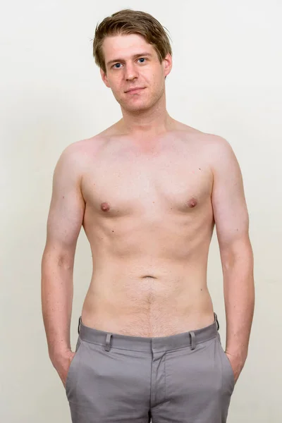 Studioaufnahme Eines Jungen Gut Aussehenden Skandinavischen Mannes Ohne Hemd Vor — Stockfoto