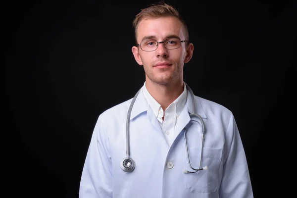 Estúdio Tiro Jovem Bonito Médico Homem Com Cabelo Loiro Contra — Fotografia de Stock