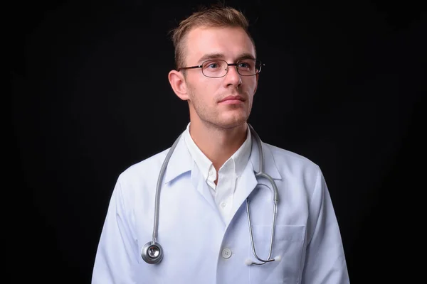 Estudio Joven Guapo Médico Hombre Con Pelo Rubio Sobre Fondo — Foto de Stock