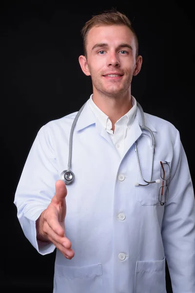 Estudio Joven Guapo Médico Hombre Con Pelo Rubio Sobre Fondo — Foto de Stock