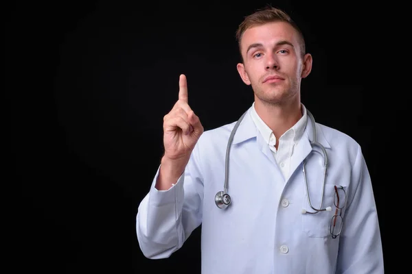 Estúdio Tiro Jovem Bonito Médico Homem Com Cabelo Loiro Contra — Fotografia de Stock