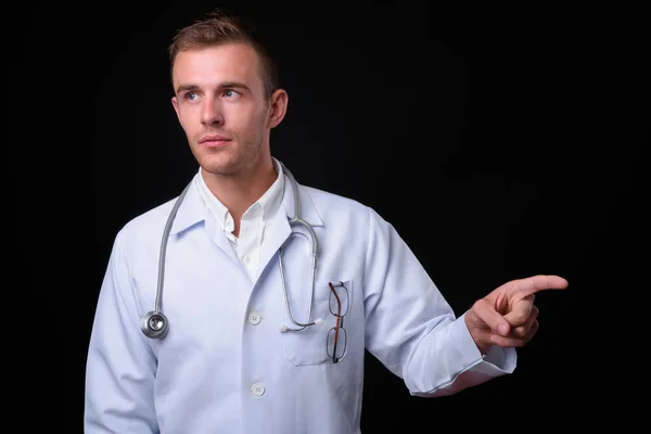 Estúdio Tiro Jovem Bonito Médico Homem Com Cabelo Loiro Contra — Fotografia de Stock