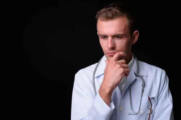 Estúdio Tiro Jovem Bonito Médico Homem Com Cabelo Loiro Contra — Fotografia de Stock